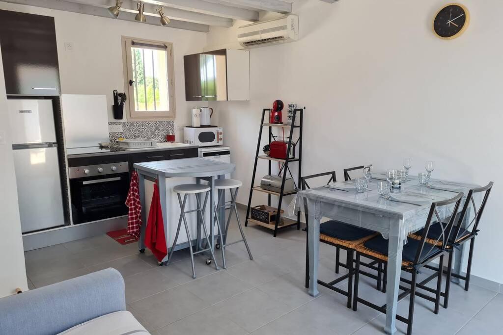 Appart Cosy Avec Son Exterieur Chaleureux,Piscine Et Parking Prive Fontvieille Exterior foto