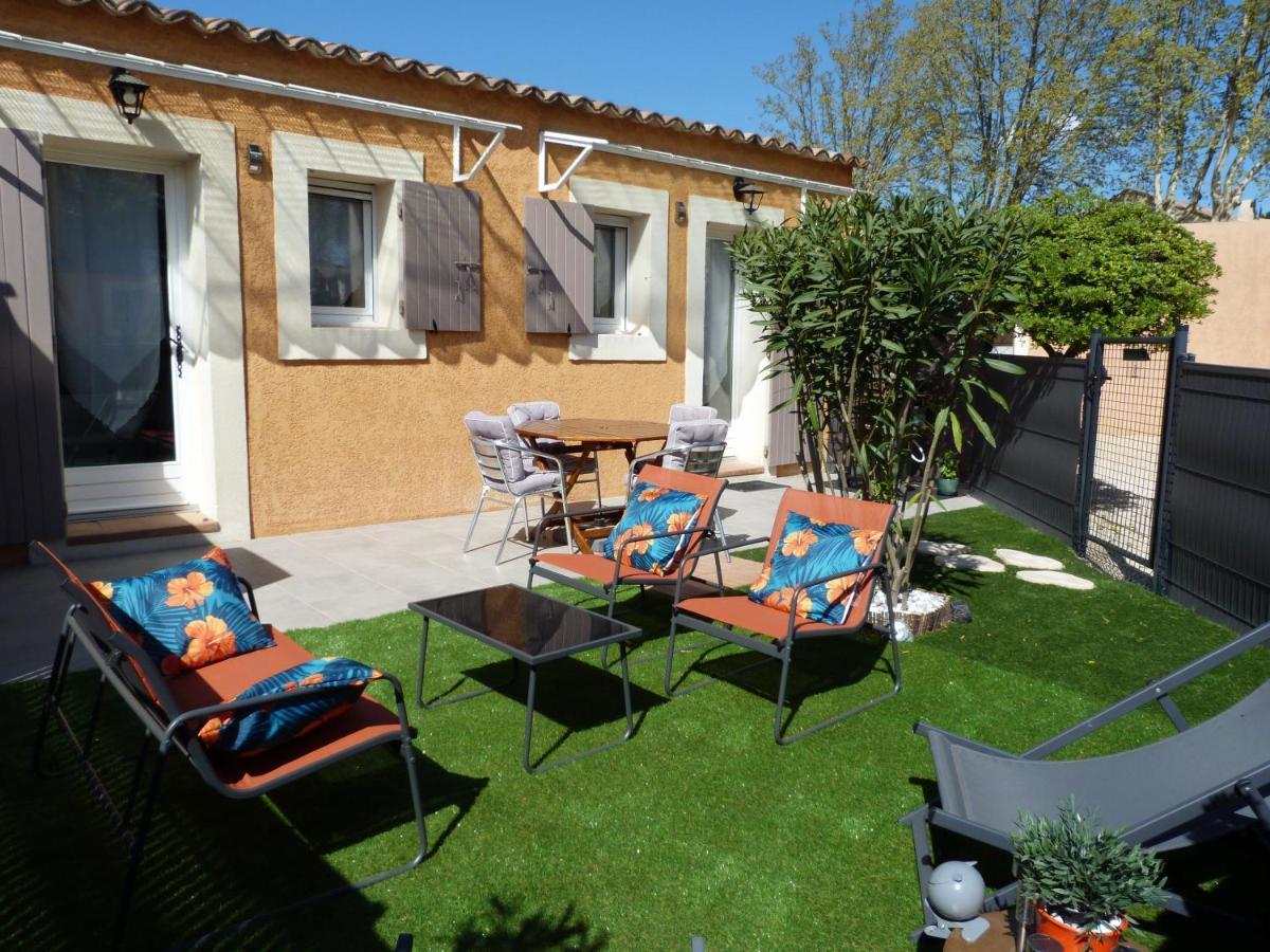 Appart Cosy Avec Son Exterieur Chaleureux,Piscine Et Parking Prive Fontvieille Exterior foto